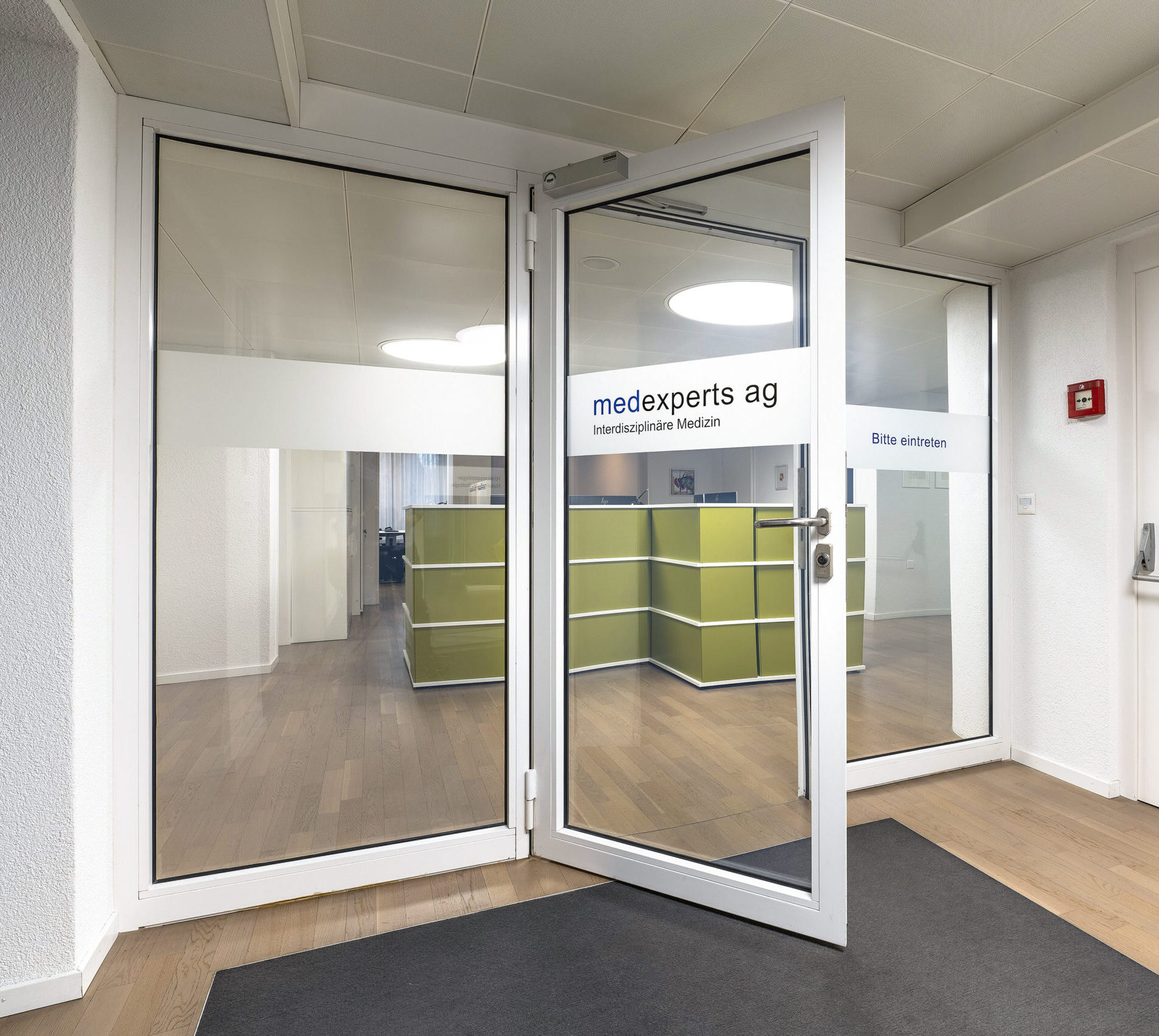 Eingang Türe angelehnt